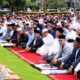 ribuan-warga-padati-halaman-kantor-bupati-agam,-salat-idul-fitri-berlangsung-khidmat