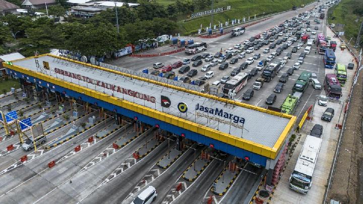 kendaraan-pemudik-masih-terlihat-di-tol-kalikangkung