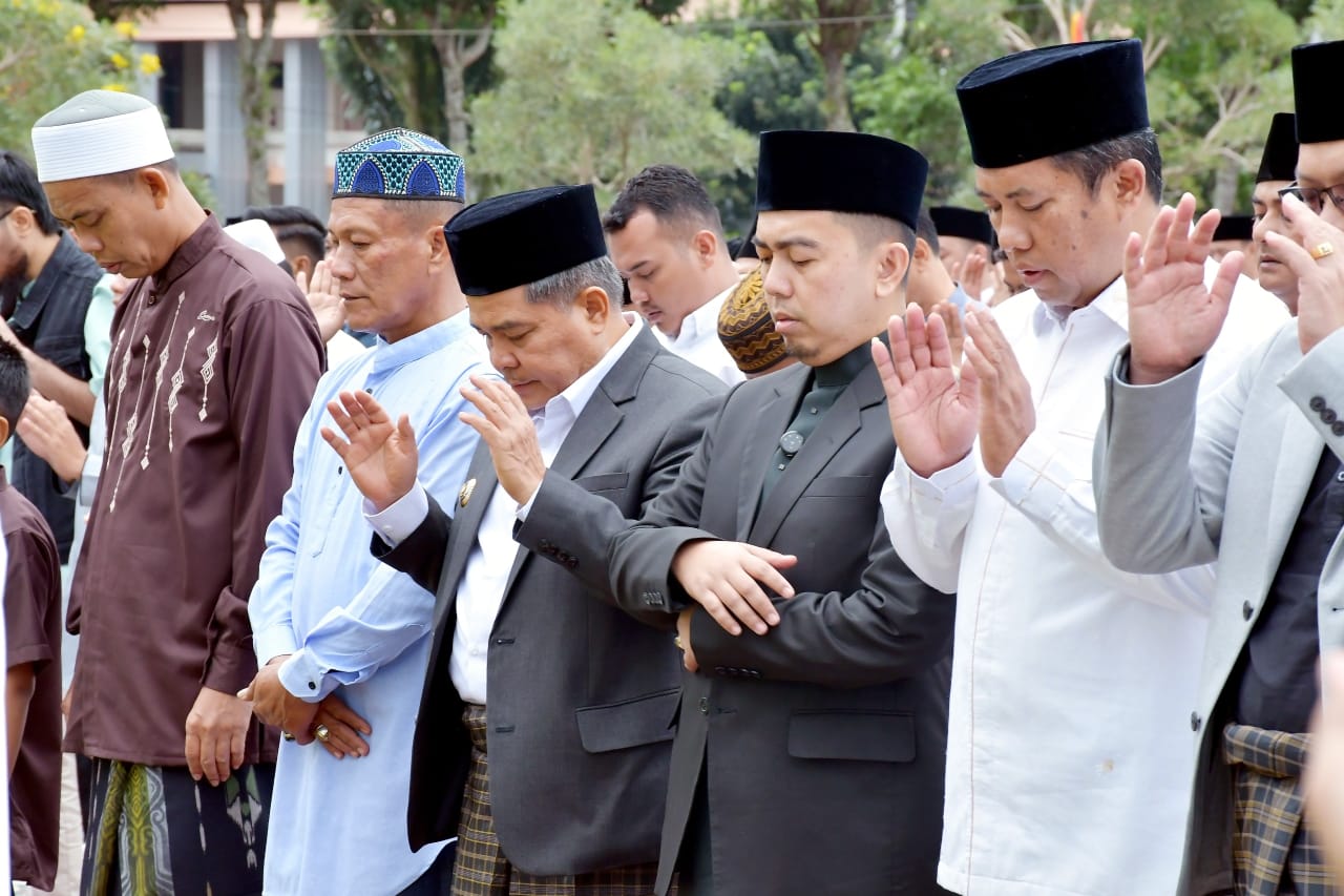 takbir-menggema,-bupati-agam-ajak-masyarakat-jadikan-idul-fitri-momentum-bangkit-dan-bersatu