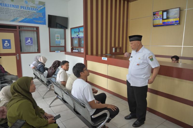 sidak-samsat-padang-panjang,-gubernur-mahyeldi-temukan-antrean-panjang-akibat-sistem-offline