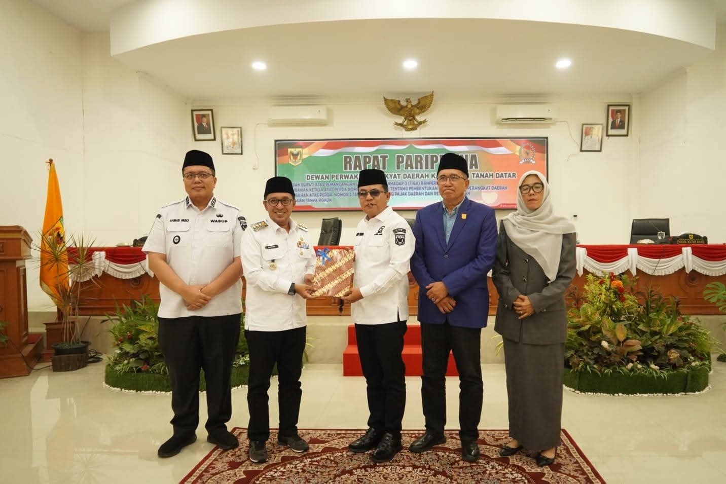 dprd-tanah-datar-dengarkan-jawaban-bupati-terhadap-tiga-ranperda
