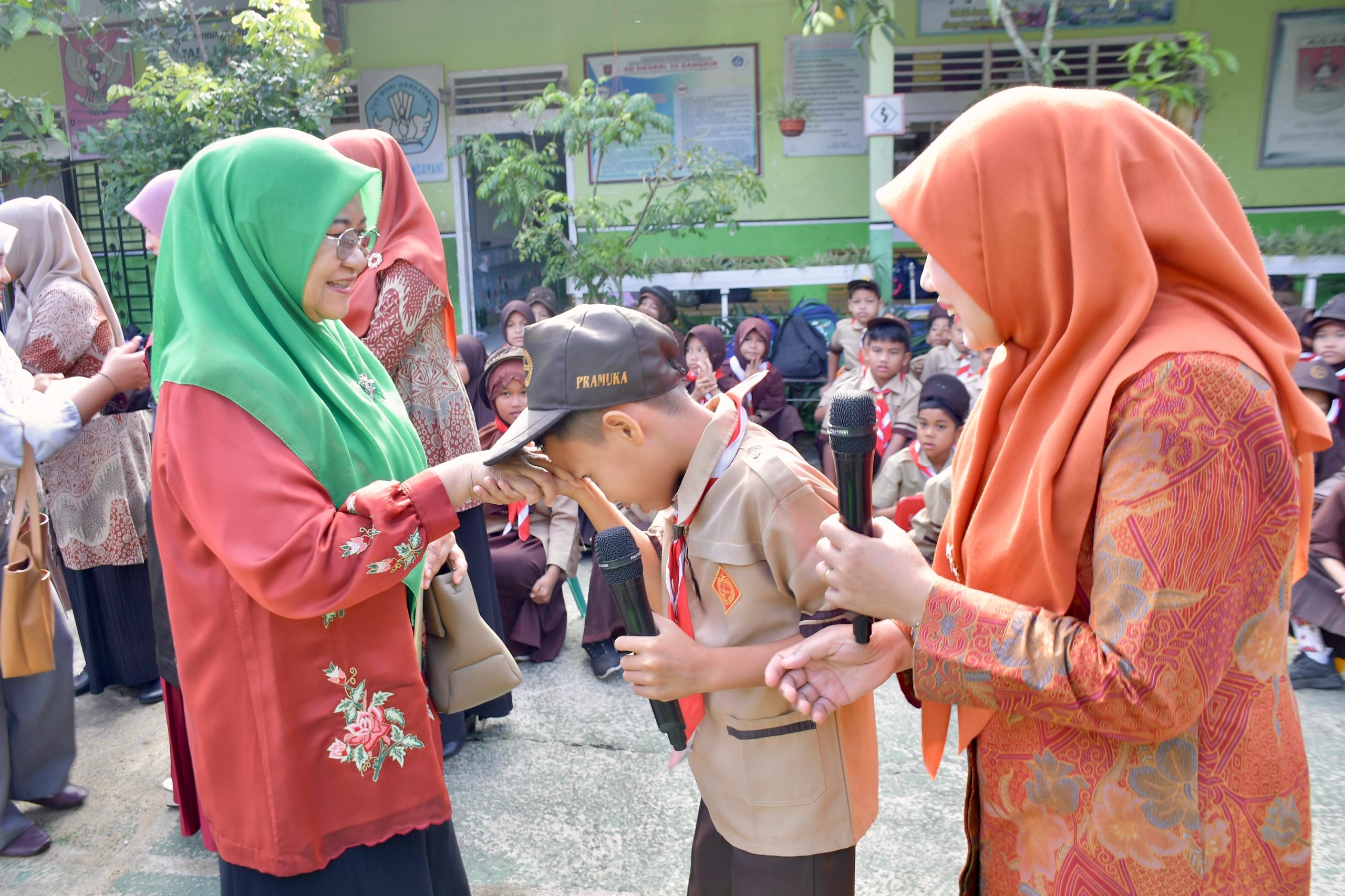 hadiri-seminar-literasi-di-sdn-10-sangkia-lubuk-basung,-ny.-merry-:-pondasi-peningkatan-mutu-sdm