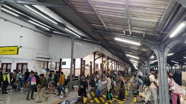 keberangkatan-kereta-di-kai-jember-kembali-tepat-waktu