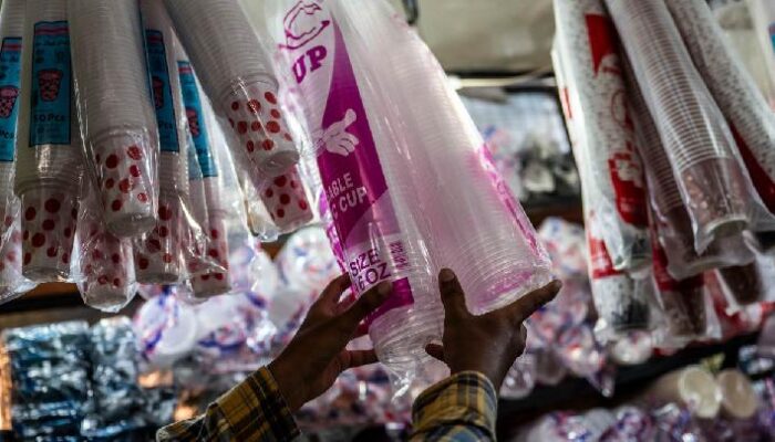Pemerintah Cari Solusi Lonjakan Harga Plastik Imbas Timur Tengah