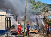 Petugas Sigap Kendalikan Api Permukiman Padat di Padang