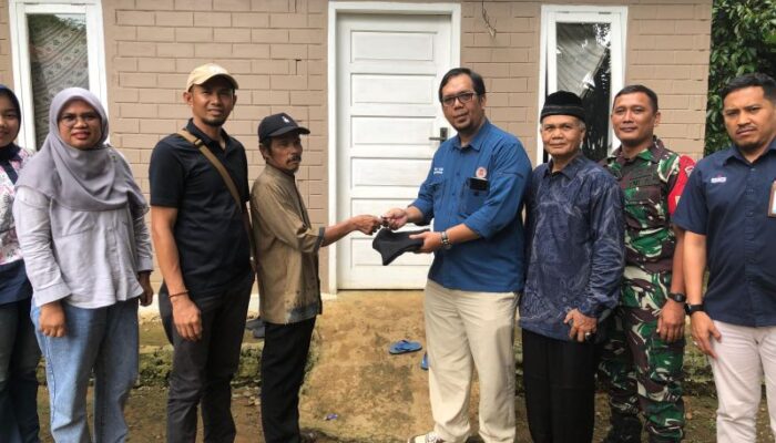 PT Semen Padang Serahkan Rumah Layak untuk Keluarga Zulkifli