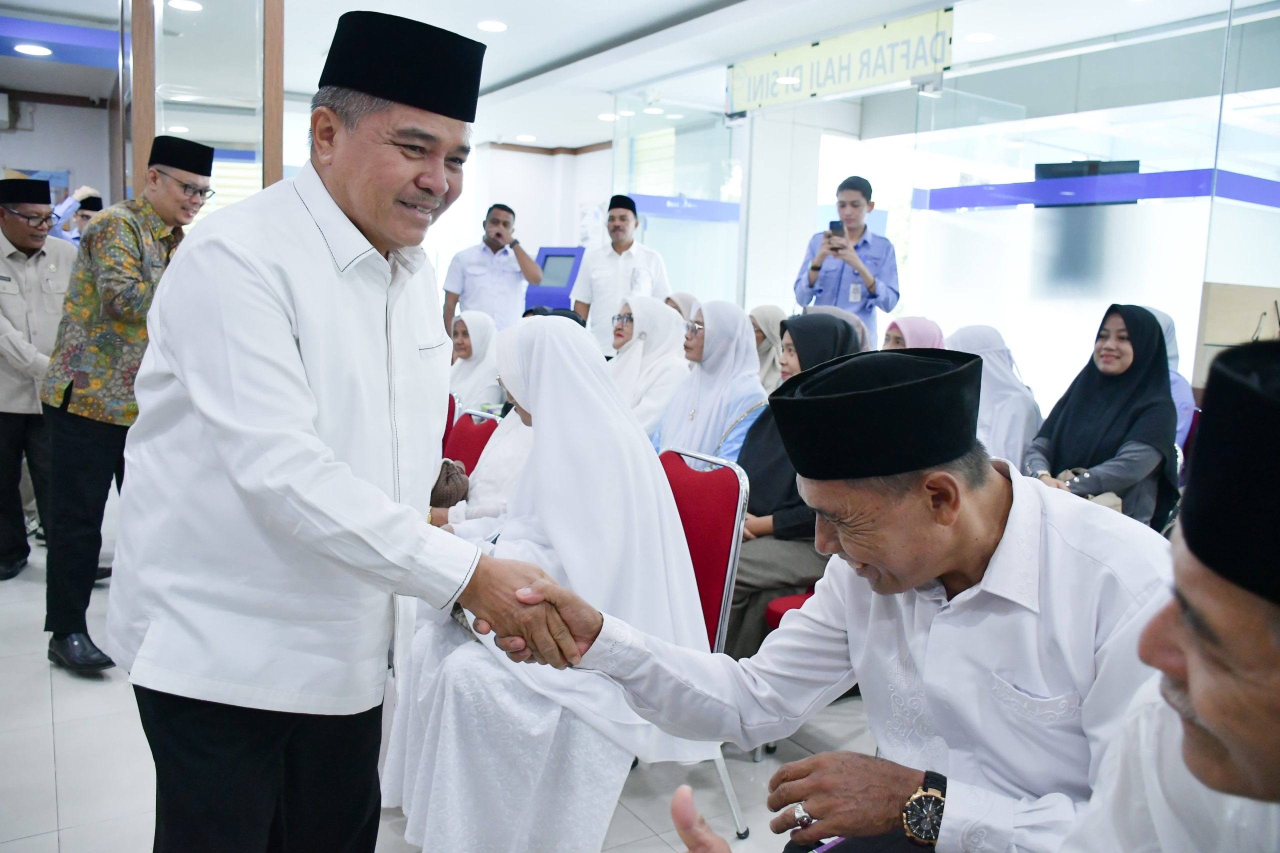 52-nasabah-bank-nagari-lubuk-basung-berangkat-haji,-bupati-agam-titip-doa-untuk-daerah