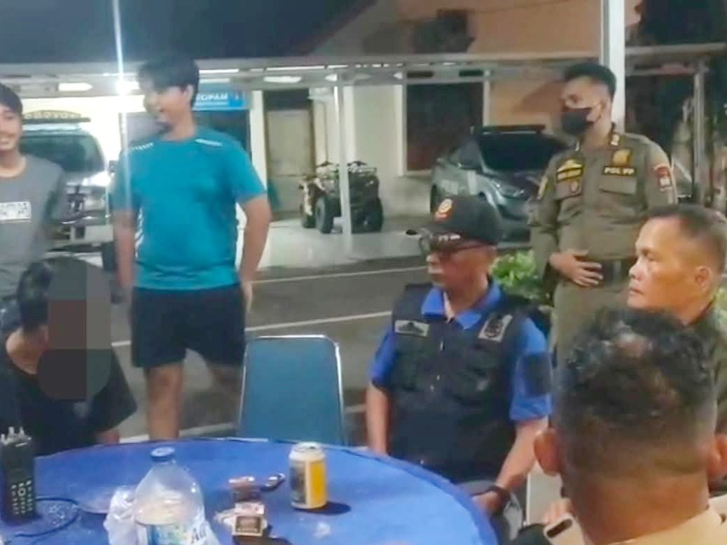 satpol-pp-padang-amankan-pasangan-diduga-asusila-di-kos