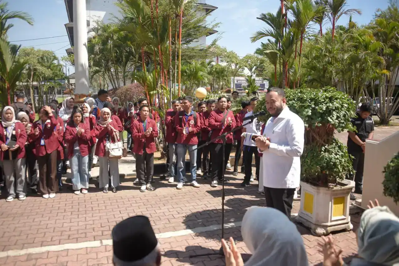 fadly-amran-lepas-312-mahasiswa-unes-aai-jadi-verifikator-lapangan-padang-rancak-award-2026