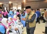 Mahyeldi Lepas 384 Jamaah Haji Kloter 1 Padang