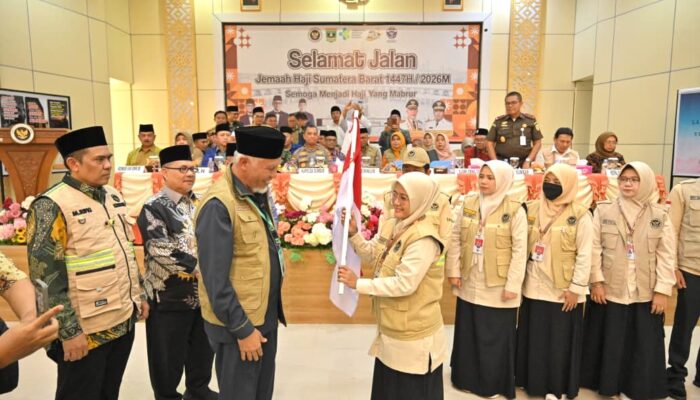 Mahyeldi Lepas 384 Jemaah Haji Kloter 1 Padang