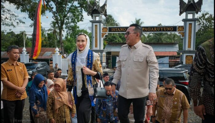 Widiyanti Putri Wardhana Tinjau Istano Basa Pagaruyung Di Tanah Datar