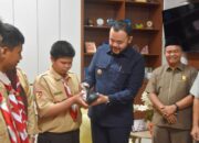 Fadly Amran Serahkan Bantuan Sepatu bagi Pelajar Padang