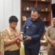 fadly-amran-terima-603-bantuan-sepatu-dari-pelindo-untuk-siswa-terdampak