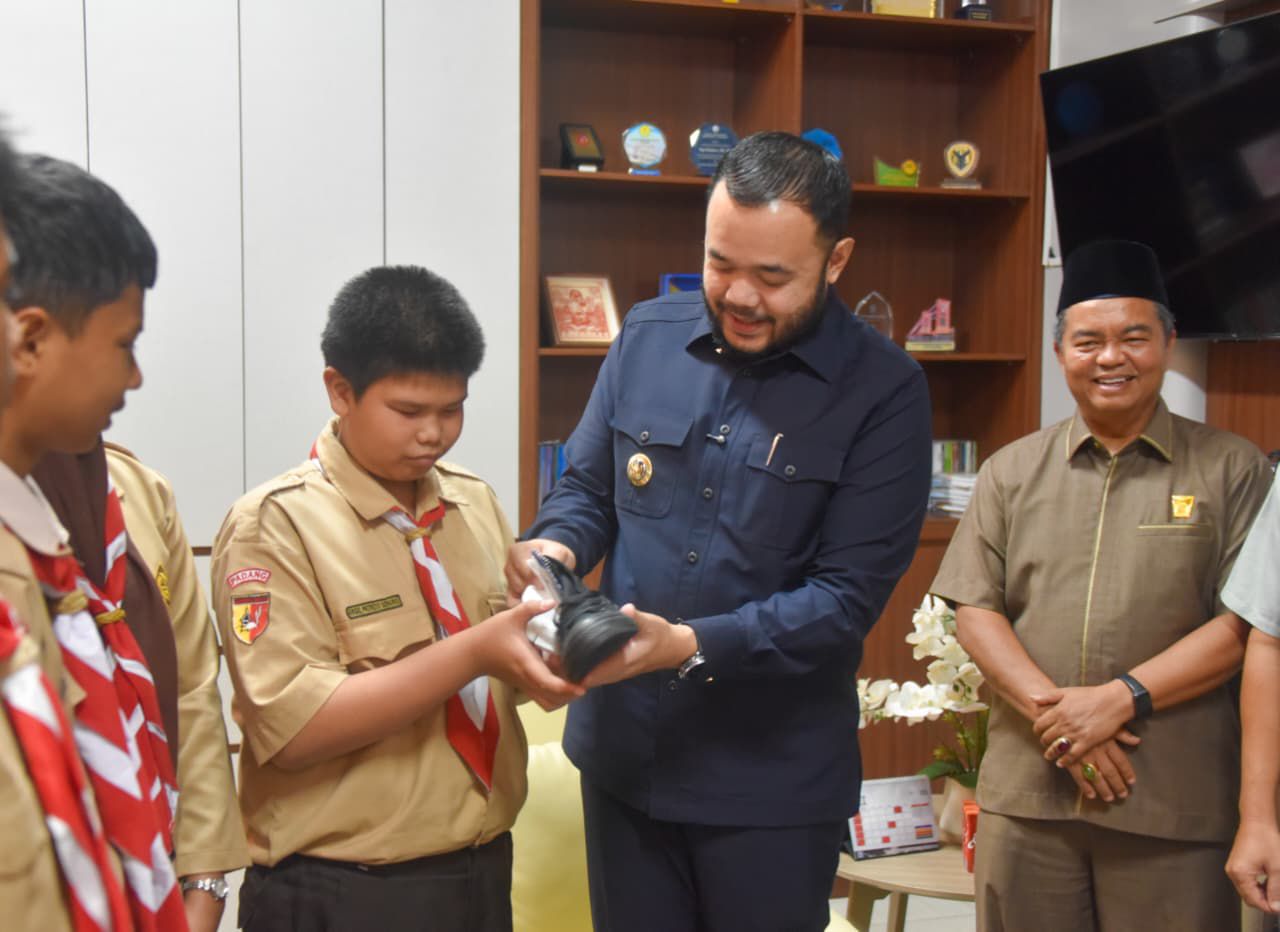 fadly-amran-terima-603-bantuan-sepatu-dari-pelindo-untuk-siswa-terdampak