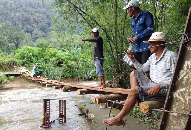 warga-bukik-putus-titih-harapkan-bantuan-pemerintah-perbaiki-jembatan-lubuk-ciktiak