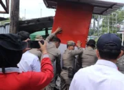Satpol PP Padang Tertibkan Enam Bangunan Liar Parak Kopi