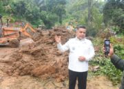 Bupati Agam Tinjau Lokasi Longsor dan Evakuasi Material