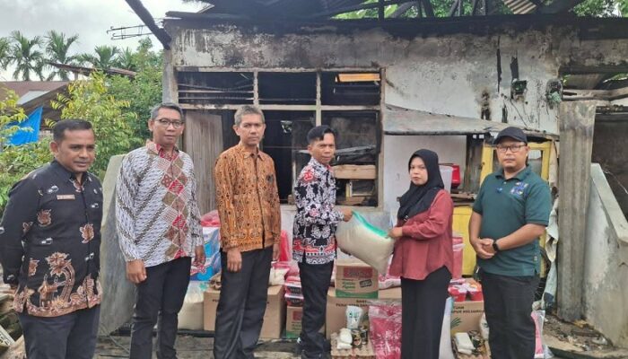 Pemkab Dharmasraya Salurkan Bantuan Korban Kebakaran Simpang Pogang