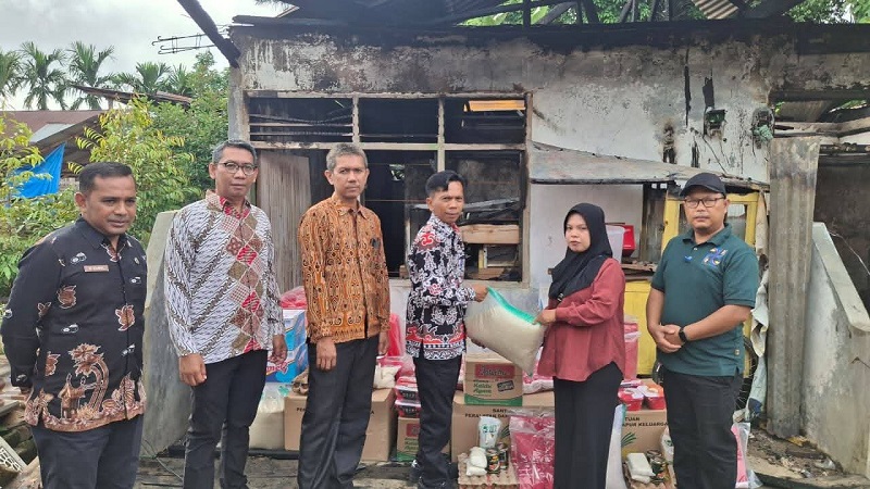 korban-kebakaran-dapat-bantuan-dari-pemkab-dan-baznas-dharmasraya