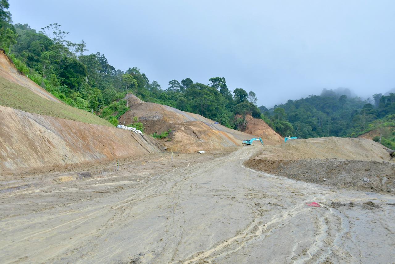pembersihan-material-longsor-berlanjut,-wabup-agam-dampingi-andre-rosiade,-tinjau-kondisi-jalan-km82-koto-mambang-balingka