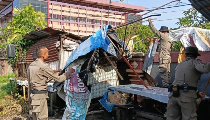 Satpol PP Padang Bongkar Pos Ronda Jadi Pangkalan Ojek