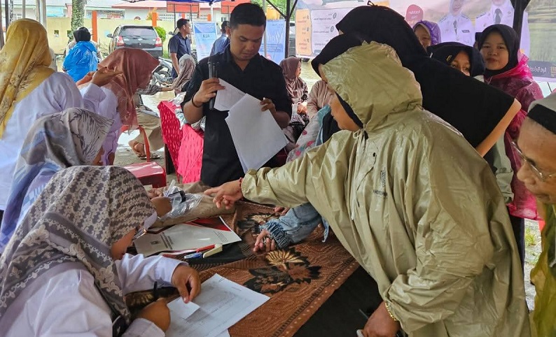 memenuhi-kebutuhan-dapur-di-tengah-guyuran-hujan