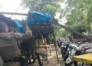 Satpol PP Padang Tertibkan Lapak PKL Jalan Gereja