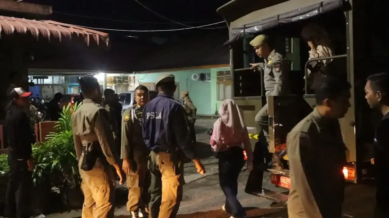 razia-dini-hari,-satpol-pp-padang-amankan-22-orang-di-penginapan