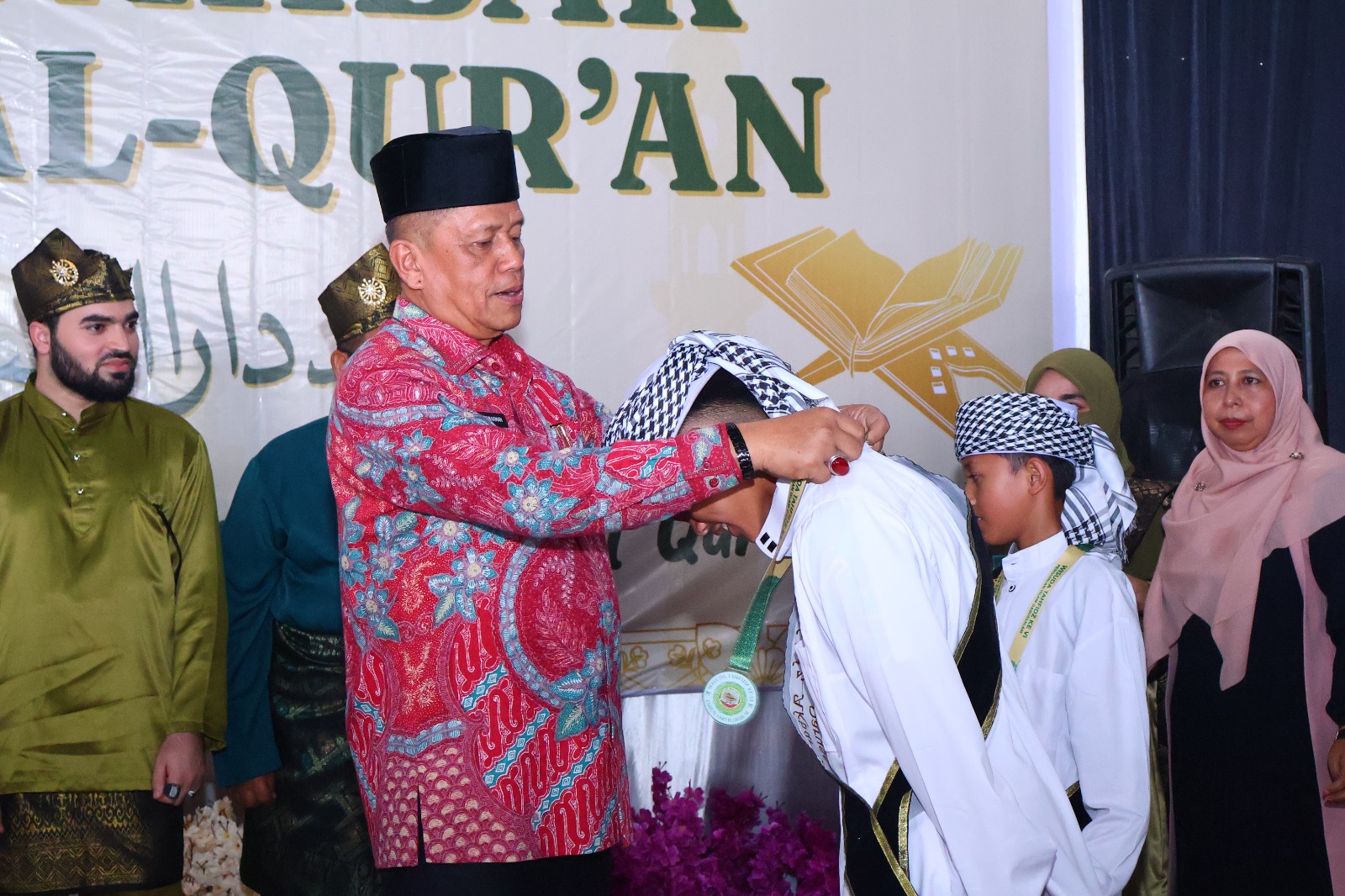 102-santri-darussalam-ikuti-wisuda-tahfidz,-wawako-elzadaswarman-tekankan-penguatan-iman