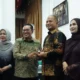 bupati-tanah-datar-lepas-haru-promosi-dandim-agus-priyo