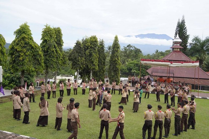 prosesi-mandi-kembang-warnai-pelantikan-anggota-saka-bhayangkara-polres-tanah-datar