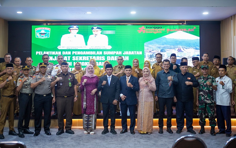 pj-sekda-kabupaten-solok-dilantik,-bupati-tekankan-pelayanan-cepat-dan-profesional