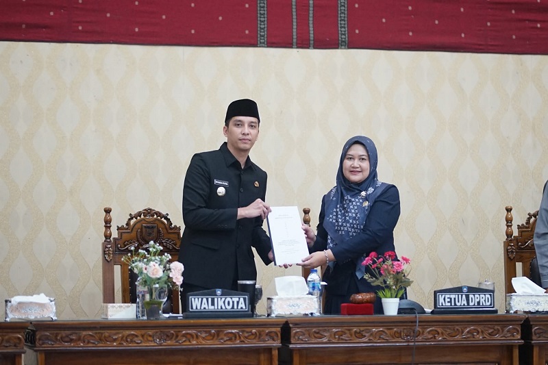 dprd-kota-sawahlunto-sampaikan-rekomendasi-atas-lkpj-walikota-2025