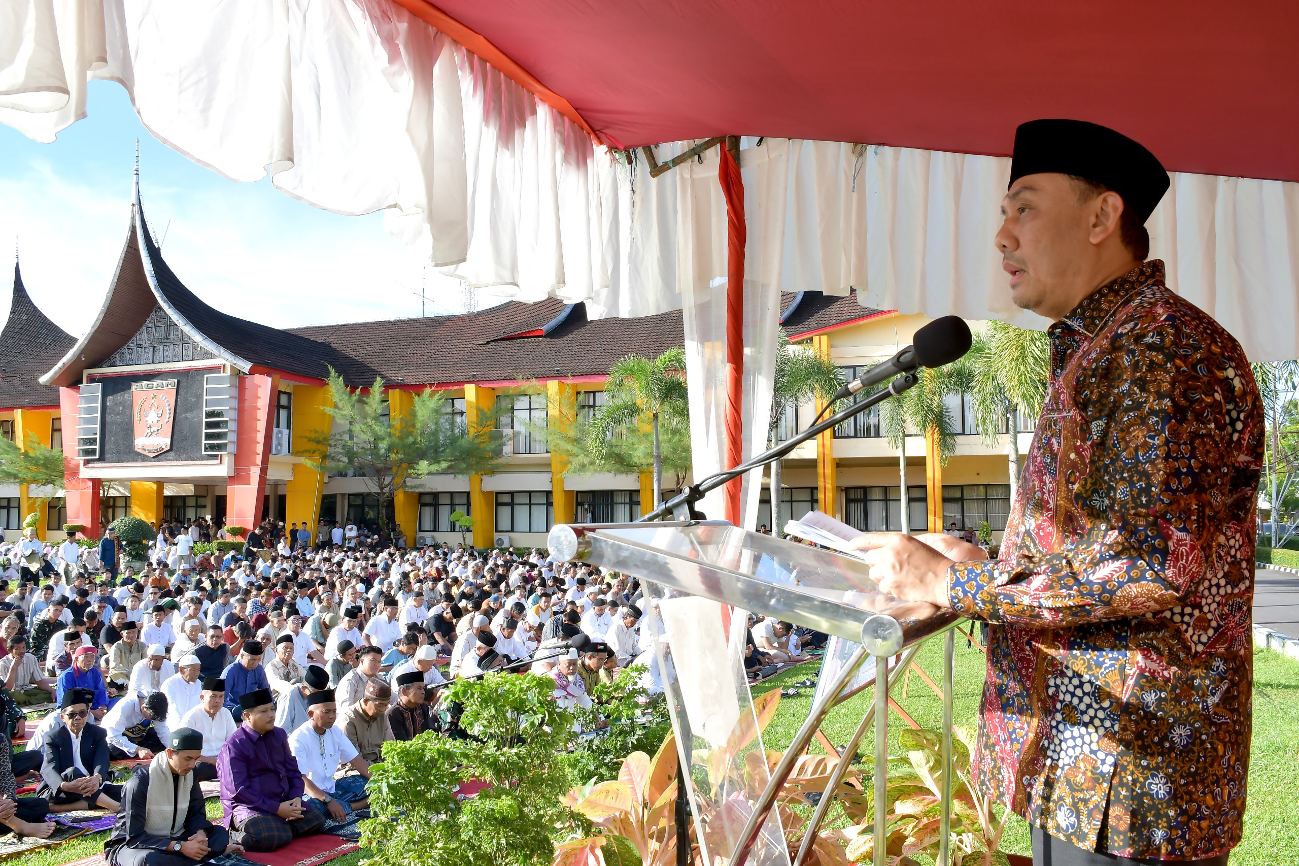 momentum-idul-adha-1447-hijriah,-wabup-agam-:-tebar-senyuman-lewat-sebungkus-daging-kurban