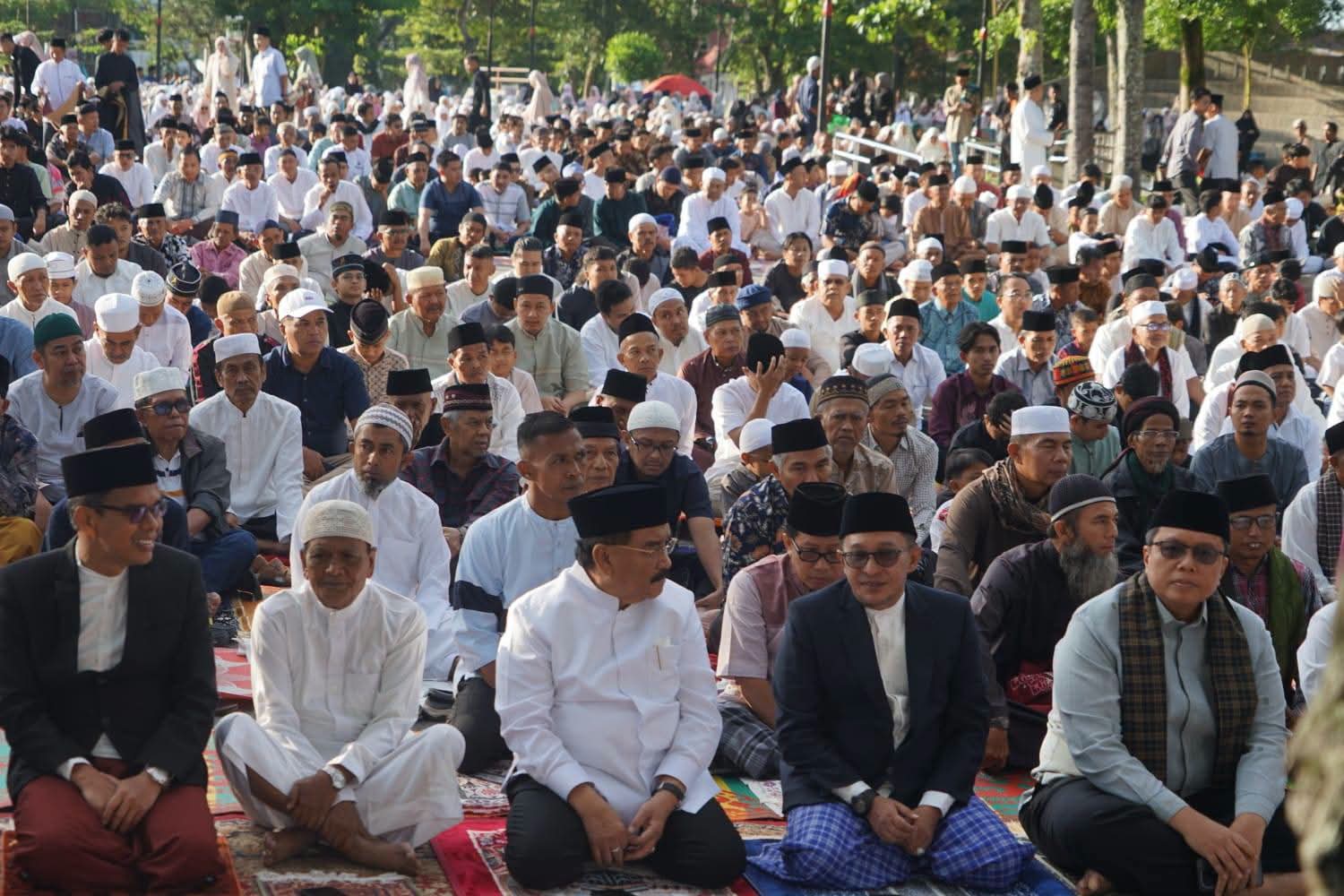 warga-batusangkar-shalat-idul-adha-di-lapangan-cindua-mato