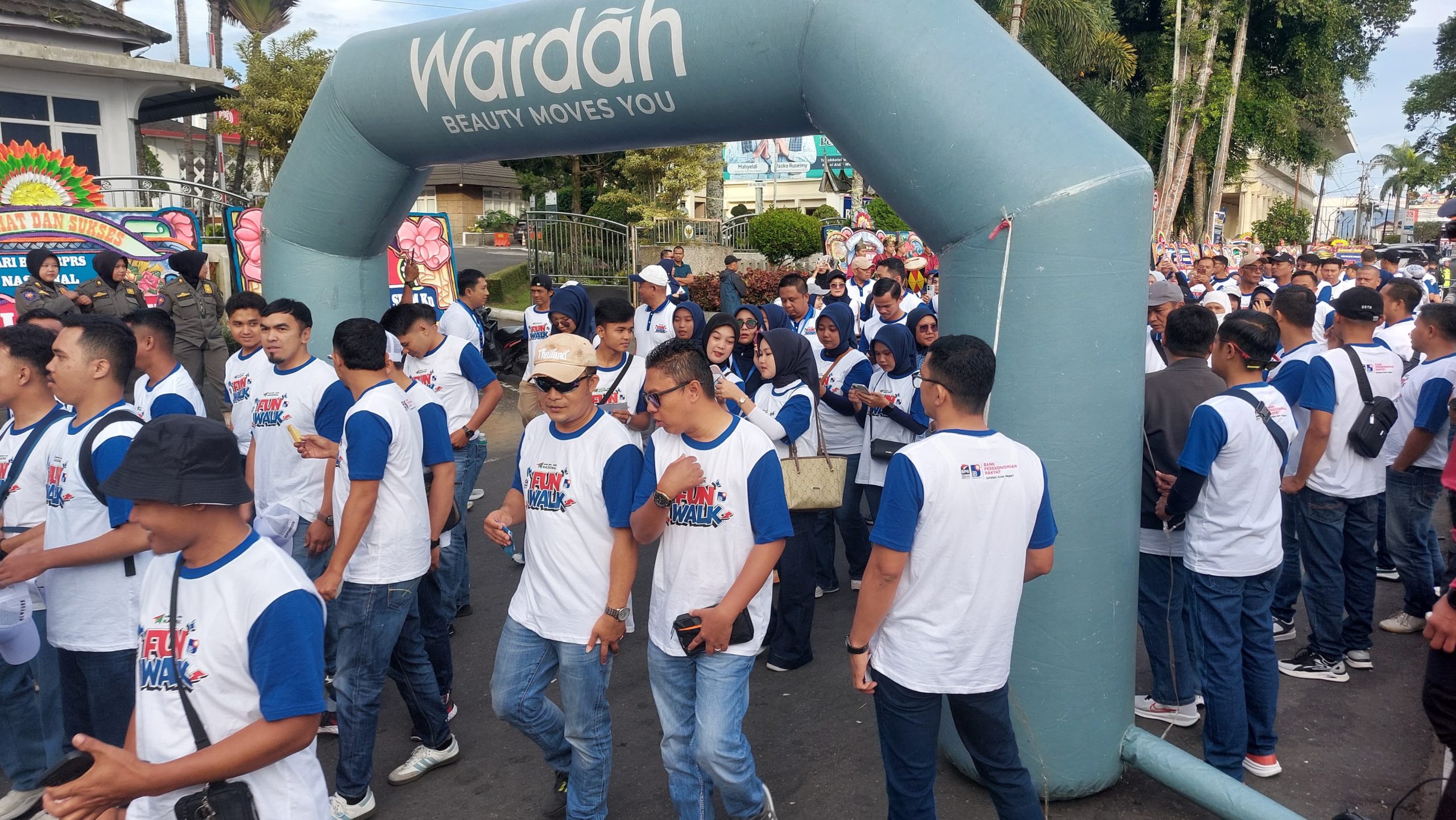 bupati-agam-hadiri-fun-walk-dan-donor-darah-hut-perbarindo-sumbar-bengkulu-di-jam-gadang