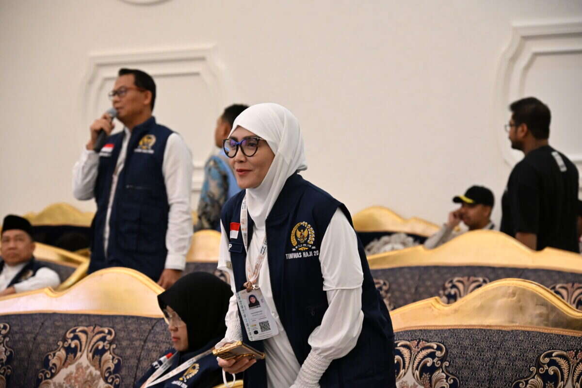 Anggota Tim Pengawas (Timwas) Haji DPR RI, Rieke Diah Pitaloka saat memantau langsung pergerakan jemaah sambil melantunkan doa dan talbiyah bersama, di Al Jabri Hotel Sektor 8 Misfalah, Makkah, Senin (25/5/2026). Foto: Andri/Sari