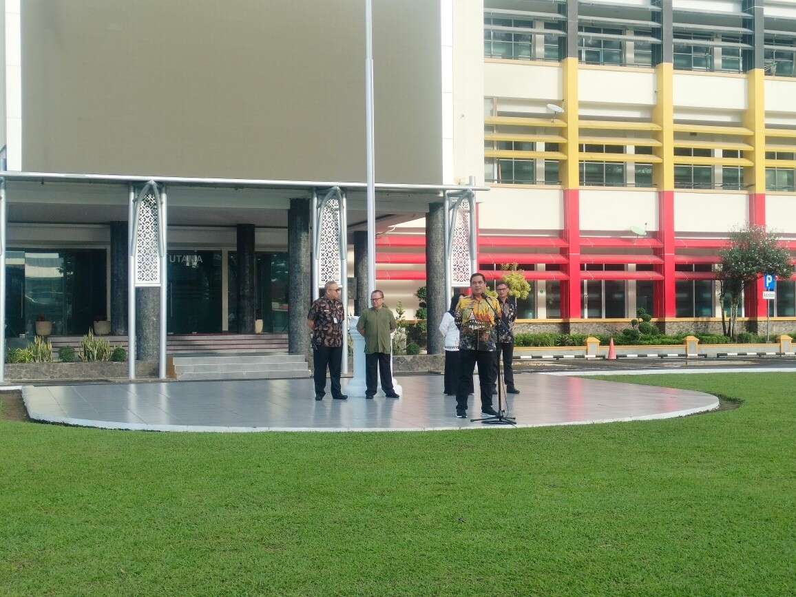 Pelaksana Harian (Plh) Sekretaris Daerah Provinsi Sumbar, Ahmad Zakri, saat memimpin apel rutin ASN di halaman Kantor Gubernur Sumbar, Kamis (21/5/2025).