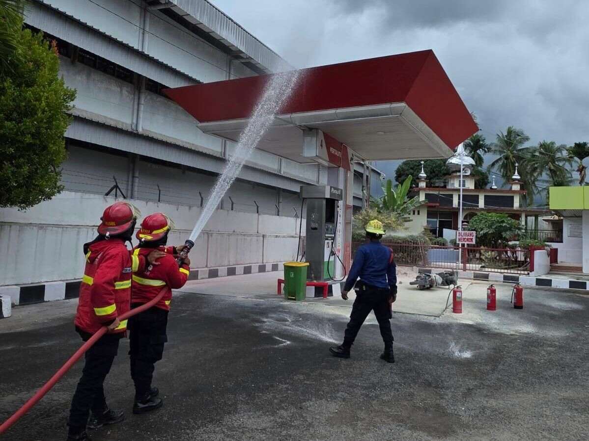 PT Pertamina Patra Niaga Regional Sumatera Bagian Utara (Sumbagut) menggelar simulasi penanggulangan keadaan darurat dengan skenario kebakaran sepeda motor di SPBU 14.251.520, Jalan By Pass Tanjung Aur, Kecamatan Koto Tangah, Kota Padang, Rabu (6/5/2026).