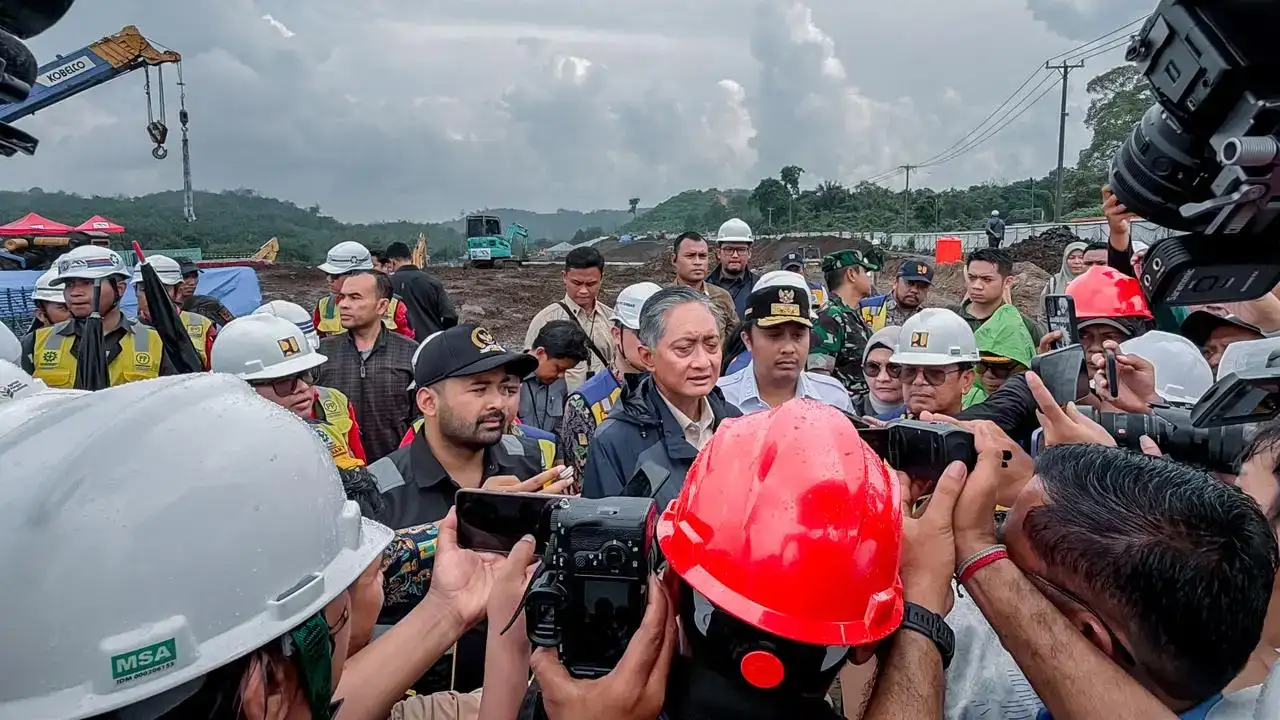 Anggota Komisi V DPR RI Zigo Rolanda mendampingi Menteri Pekerjaan Umum (PU) dalam peninjauan pembangunan Sekolah Rakyat di Pulau Punjung, Kabupaten Dharmasraya, Rabu (6/5/2026). Foto : Istimewa