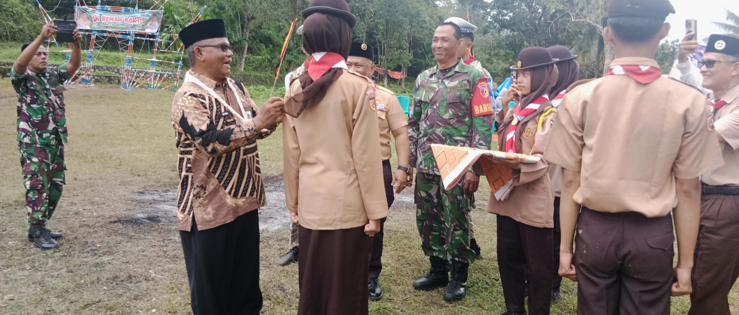 kemah-bakti-man-1-padang-penanaman-seribu-pohon-ditutup-kepala-kemenag-padang