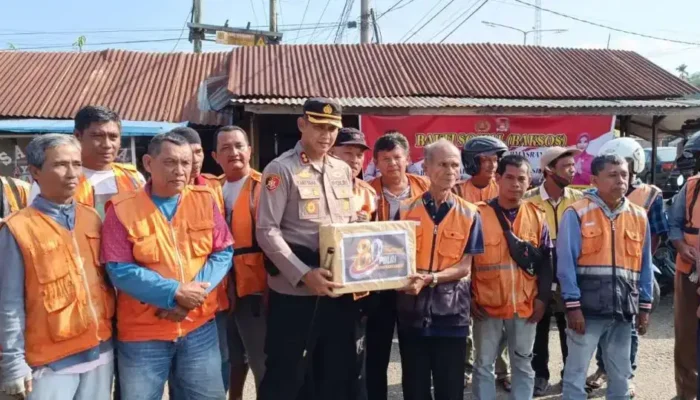 Polres Dharmasraya Salurkan Bantuan Sembako untuk Pengemudi Ojek di Pulau Punjung