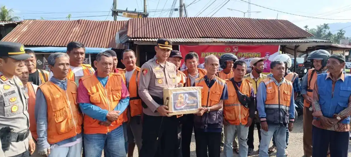 polres-dharmasraya-salurkan-paket-sembako-bagi-komunitas-ojek