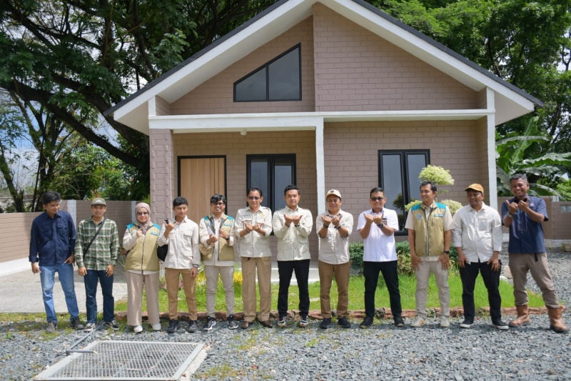 kepala-bp3kp-sumatera-iii-tinjau-rumah-contoh-sepablock,-pt-semen-padang-siap-dukung-program-pembangunan-3-juta-rumah