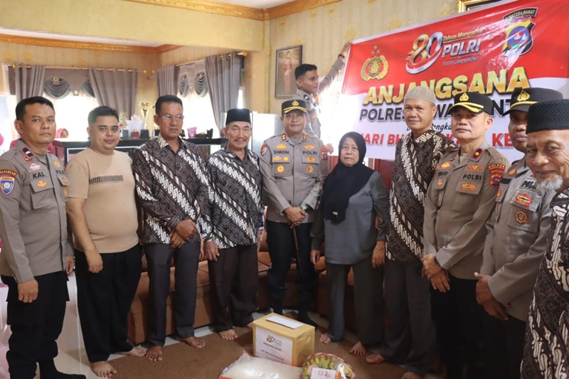 sambut-hari-bhayangkara-ke-80,-kapolres-sawahlunto-gelar-anjangsana-dan-serahkan-bingkisan-kepada-purnawirawan