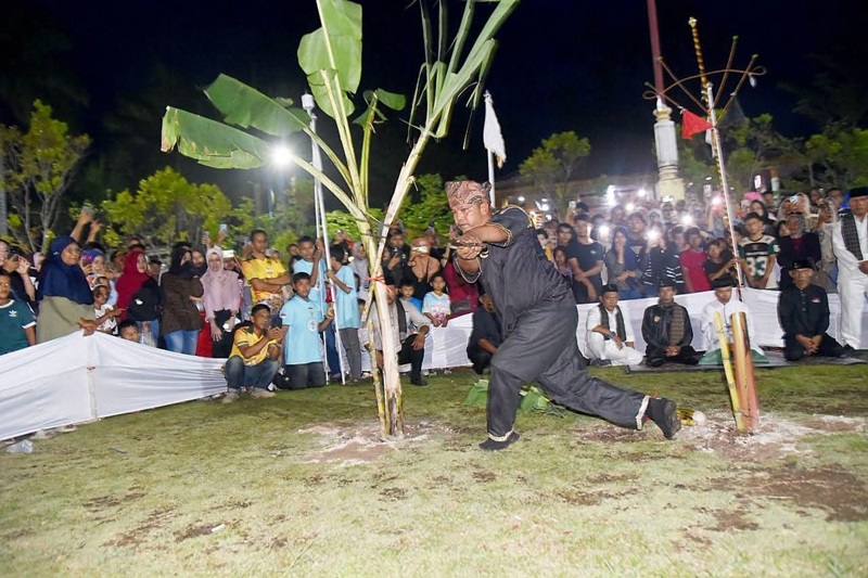 prosesi-manabang-batang-pisang-digelar-dalam-rangkaian-pesona-budaya-hoyak-tabuik-piaman-2026