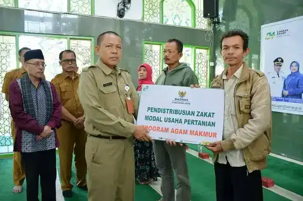 baznas-agam-salurkan-zakat-dukung-pendidikan-pelajar