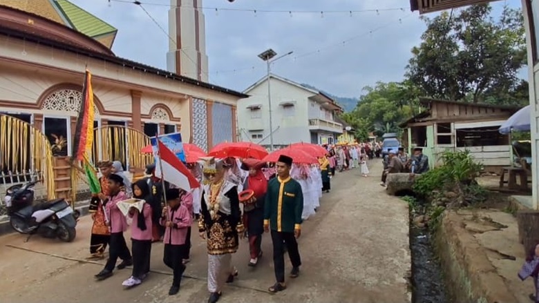 tradisi-meriah-khatam-al-qur’an-di-jorong-kawai,-pawai-ta’aruf-hingga-‘alek’-warga