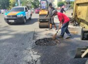 dinas-pupr-padang-lakukan-patching-jalan-di-padang-selatan